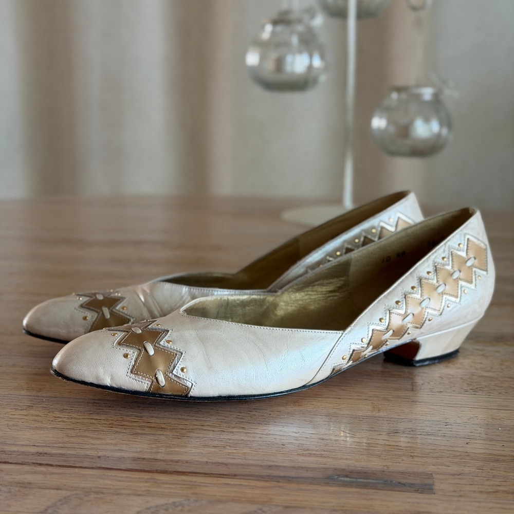 McBs Vintage Women 10 AA Cream Gold Leather Studded Whipstitch Kitten Heel Pumps